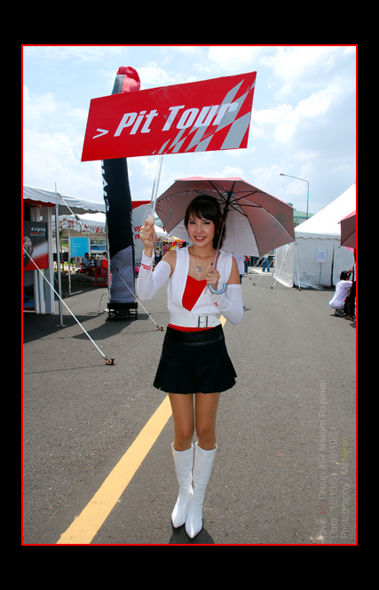 จะเดินตามคนไหนก็เลือกเอาเลยนะครับ เดี๋ยวเค้าพาขึ้นห้อง เอ้ยไปที่ Pit รถนักแข็ง