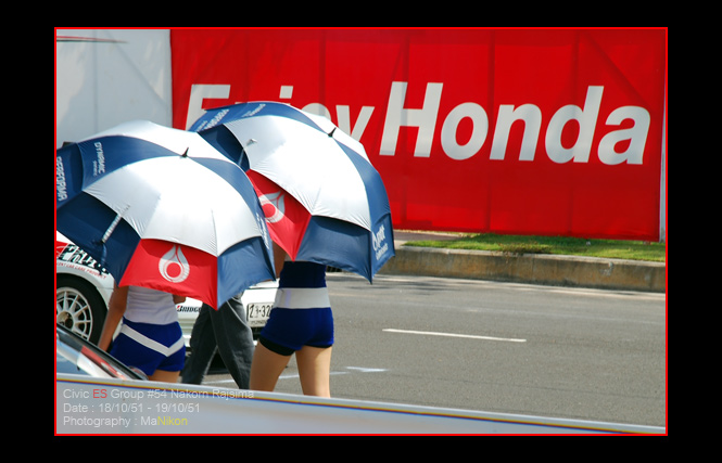 เซ็งเลยจะถ่ายป้าย Enjoy Honda ซะหน่อย...เดินมาบังทำไมไม่รู้