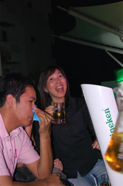 เอ้าาา เฮ้ยยยยยยย  รู้ซะมั่ง  ว่า ที่ เนี่ย ใครคุม อะโด่ๆ  เดี๋ยวปั๊ด ...... เอา เติมน้ำแข็ง หน่อย ดิ๊  อะโ่่ด่่ รู้ซะมั่ง ว่า ไผ เป็ง ไผ 
อ่ะ น้องๆ น้ำแข็ง มา ถัง เด๊........ เอิ๊กๆ ไม่ เมา

เก็ท :: โหย น้ำลาย กะ เด็น มา รึ่ม เลย