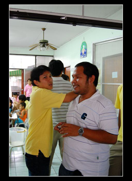 บอย ::  เฮ้ย....... อาไร ของเมิงวะ  
ตุ้ย :: กู อยาก กินเด็ก หว่ะ บอย 
หหิหิหิหิหิ  เห็นแล้ว ซีดดดดดดดดดดดดด
