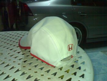 ด้านหลังมี LOGO HONDA แดง ๆ