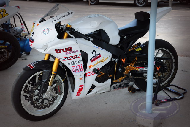 รถแข่งคันนี้ก็ ฮอนด้าครับ..cbr 1000 rr คันนี้มีแรงม้า 175 แรงม้า ที่ล้อครับ..