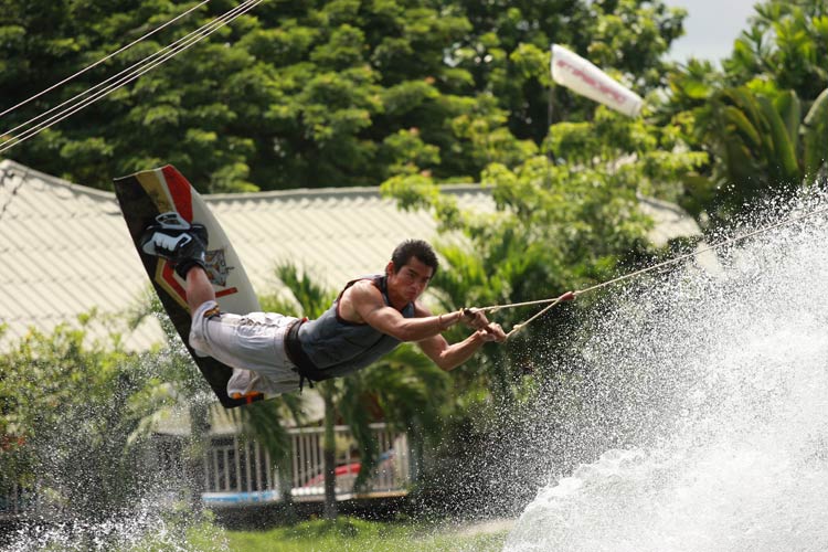++++ กระทู้สำหรับผู้ที่มีความสนใจในกีฬาที่เรียกว่า WAKEBOARD ++++
