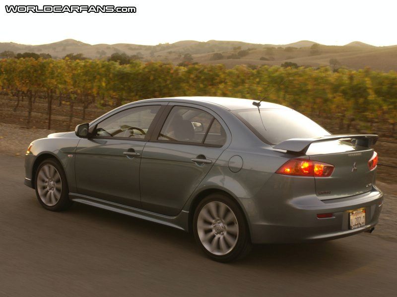 ด้านข้างดูไปเหมือน MAZDA3 น่ะ แต่ผมว่าก็สวยดีน่ะ