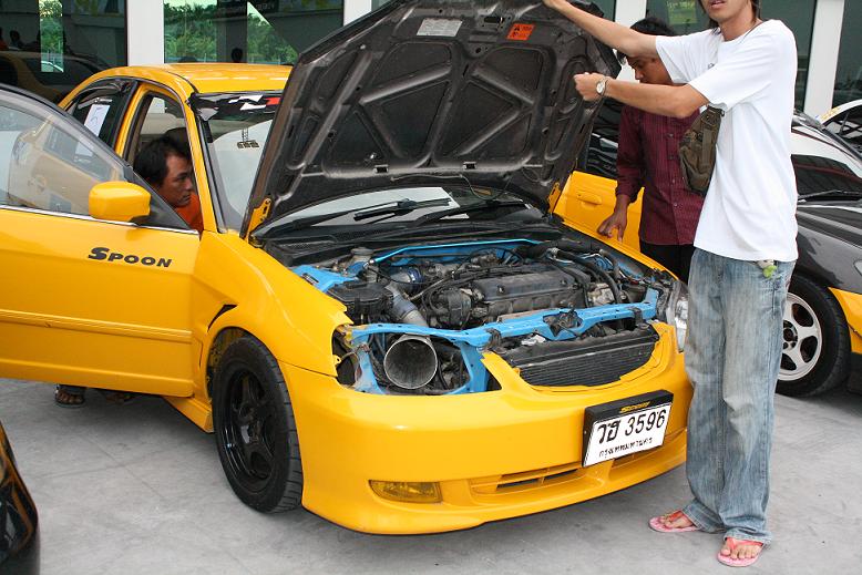 แชมป์ครับ กับขุมพลัง Vtec + ทีมงาน ดูท่อดักอากาศ ซะก่อน แซวเล่นนะพี่ บอย ^_^