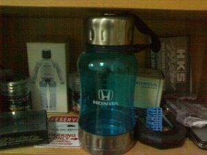พอดีเคยเห็นในเว็ป กระติกใส่น้ำ ของ Honda ครับ