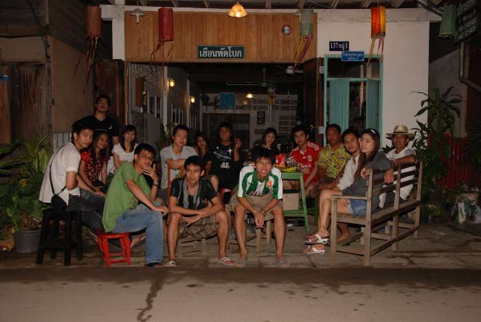 the gang ครับ กับ Homestay ของลุงเสริฐ

กันเองมาก ๆ ถูกๆครับ ตกคนละ 100 นิดๆ