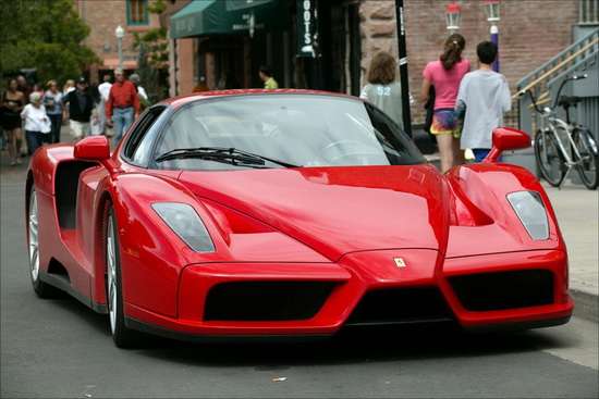 อันดับ 4 Ferrari Enzo ราคา $640,000 
เป็นยี่ห้อที่หลายคนใฝ่ฝัน มาพร้อมกับเครื่องยนต์ V12 เทคโนโลยีจาก F1 ทะยานจาก 0-100 km/hr 3.12 วินาที และมีเงินอย่างเดียวซื้อ enzo ไม่ได้นะครับ ต้องได้รับบัตรเชิญจาก ferrari เท่านั้น