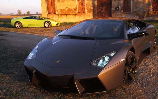 อันดับ 3 Lamborghini Reventon ราคา $1,300,000 
เป็นรถที่แพงที่สุดของ lamborghini ตั้งแต่เคยผลิตมา มีขายเพียง 20 คันเท่านั้นคันนี้ไม่มีเข้ามาในไทย Reventon มาพร้อมกับเครื่องยนต์ V12 กับ 650 แรงม้า ใช้เวลา 3.4 วินาทีในการเร่งจาก 0-100 km/hr