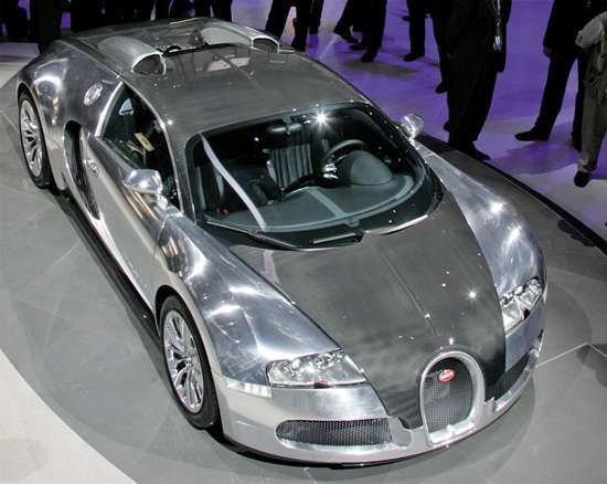 อันดับ 2 Bugatti Veyron $1,400,000 
สุดยอดยนตรกรรมสัญชาติฝรั่งเศส พัฒนาโดยบริษัท volkswagen จากเยอรมัน ใช้รหัส W16 มีแรงม้า 987 แรงม้า ใช้เวลาเร่งจาก 0-100 km/hr เพียง 2.46 วินาที มีความเร็วสูงสุดที่ 253 ไมล์ต่อชั่วโมง หรือ 407.16 กิโลเมตรต่อชั่วโมง