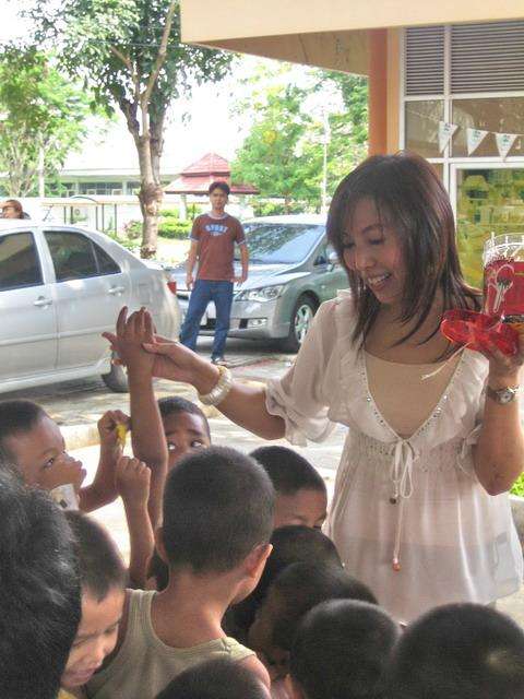 อิอิ...พี่กะตั่ยเปนที่เลิฟของน้องๆๆ