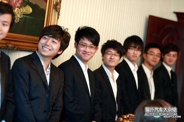 ดูเพื่อนเจ้าบ่าวดิตี๋ทั้งนั้นครับ