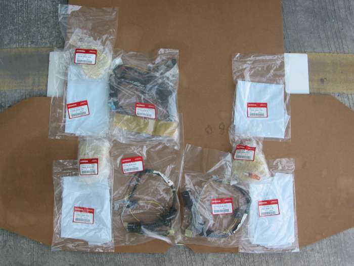อะไหล่ใหม่สายไฟ 3 เส้น อีกเส้นยังไม่ได้
Central Lock 3 อัน แต่ที่เสียแค่อันเดียว
ส่วนอันเก่าที่ใช้ได้เป็นอะไหล่สำรอง
แผ่นพลาสติกครบ