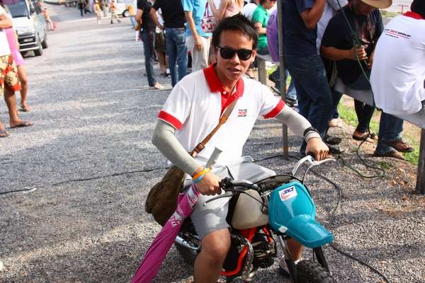 ตาคนนี้กำลังเตรียมตัวลงแข่งรุ่น Mini Bike ครับ