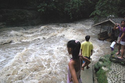 ภาพลำธารด้านล่าง
ศาลาและโต๊ะตัวเดียวกันกับที่เห็นเมื่อสักครู่