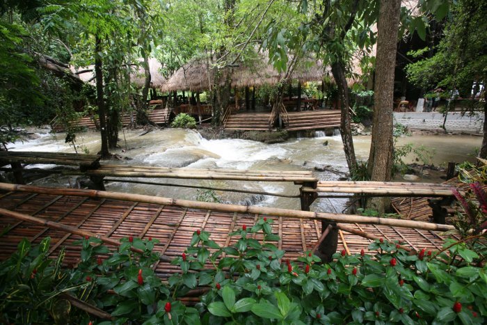 แนะนำสถานที่พักผ่อน "กระท่อมเขาดิน (Bamboo Hut) จ.กาญจนบุรี" คลายเครียดครับ