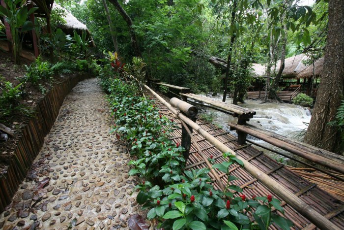 แนะนำสถานที่พักผ่อน "กระท่อมเขาดิน (Bamboo Hut) จ.กาญจนบุรี" คลายเครียดครับ