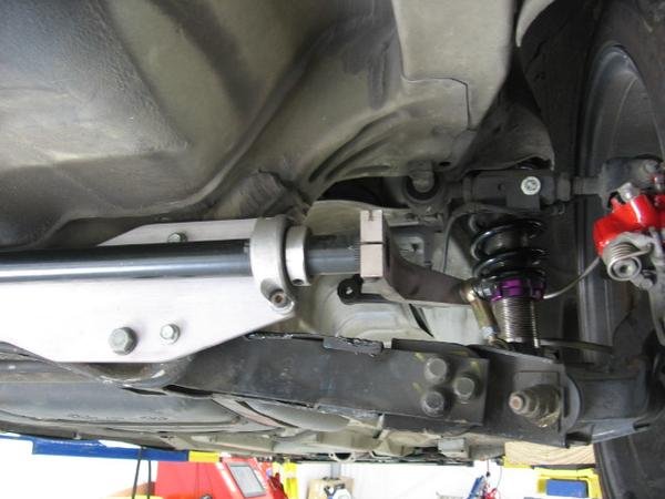 ภาพนี้บ่งบอกได้ถึงประโยชน์ของ subframe เพราะ ep3 คันนี้ใส่กันโคลงหลัง 32 มม(ใหญ่กว่าของ dc5 ตั้ง 1 cm) สังเกตลูกหมากบอลจ้อยแบบปรับความยาวได้ซะด้วย(กะไม่ให้รถโคลงเลยหรือไงเนี่ย)