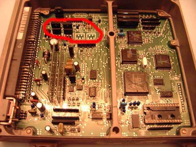 รูปของกล่อง D15B เกียร์ Manual ครับ สังเกตจุดแรกง่าย ๆ เลยครับ จากจุดสีแดงที่วงไว้