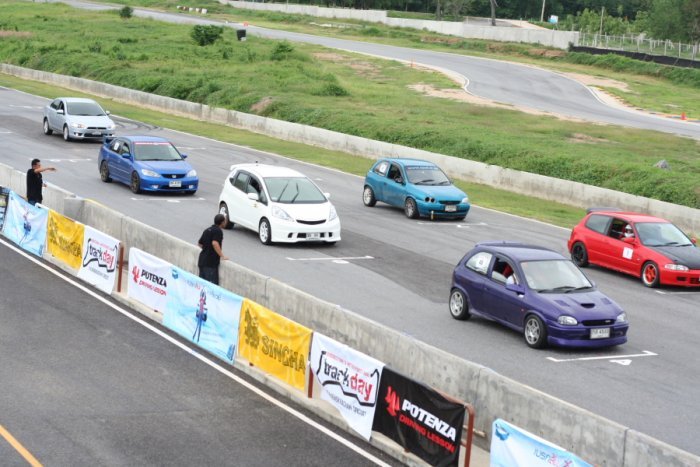 สัวสดีครับ พี่ๆๆ ES ครับ__________ผมน้อง jazz ที่ไปร่วมงาน Track Day ครับ