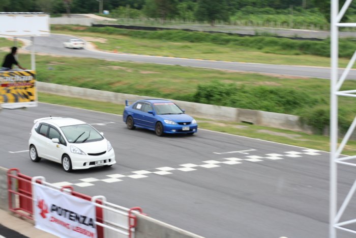 สัวสดีครับ พี่ๆๆ ES ครับ__________ผมน้อง jazz ที่ไปร่วมงาน Track Day ครับ