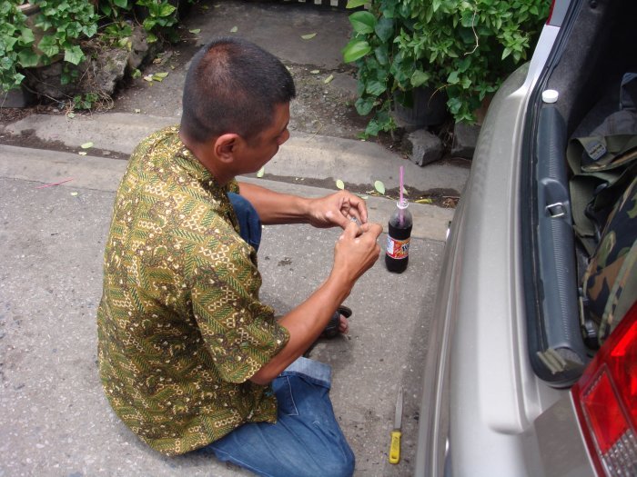 อึ้ง+ทึ่ง ช่างกุญแจตั้งโต๊ะปากซอย ซ่อม+ทำกุญแจรีโมท IMMOBILIZER ได้.. 200 บาท