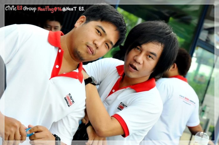 บ้างก็มาถ่ายรูปคู่