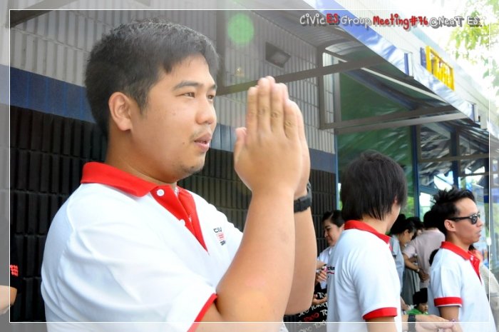 ไหว้อารายอะพี่อิทยังไม่ถึงวัดซักหน่อยย...^^