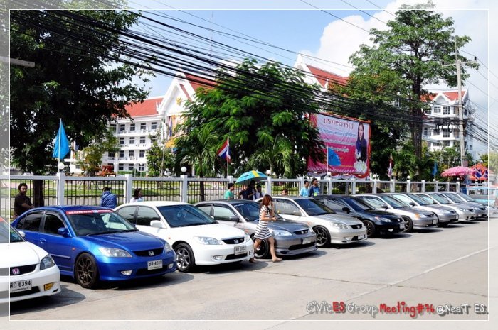 ฝั้งตรงข้ามก็จอดรอกันอยู่เพียบ