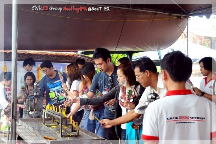 พี่เลิ๊ดเวลาทำบุญนี้ตั้งใจมาก...