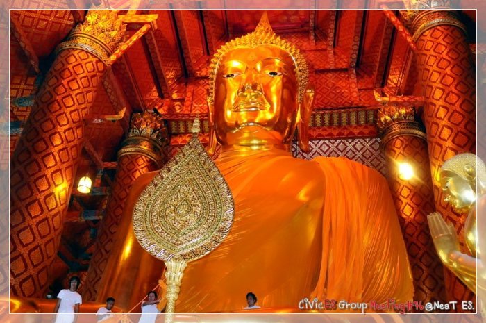 หลวงพ่อโต พนัญเชิง กำลังมีพิธีห่มผ้าอยู่
