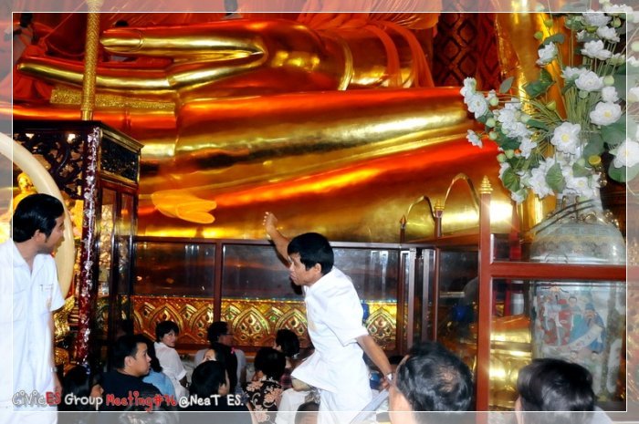 คนนี้ครับเป็นคนโยนผ้าขึ้นไปทีละผืนแม่นมากครับขอบอกกำลังแขนดีมาก ต้องไปดูด้วยตาสุดยอดจริงๆ