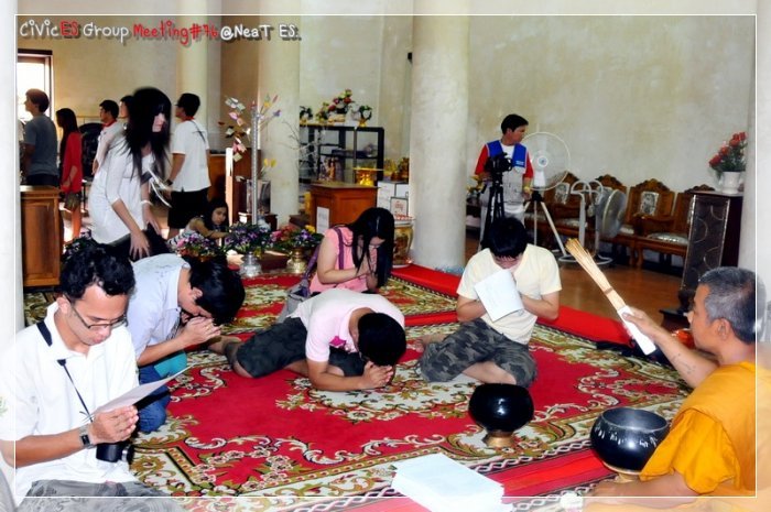 เข้ามารับน้ำมนต์จากหลวงพ่อกันก่อนกลับ