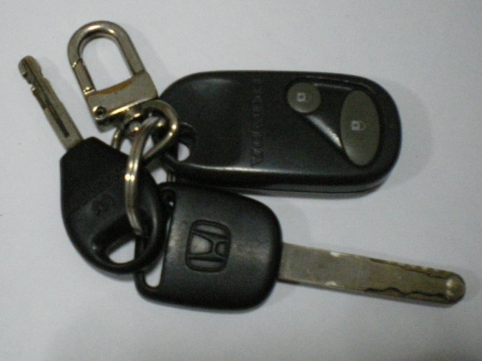 กุญแจแบบเดิมที่ใช้อยู่ กุญแจกะรีโมทจะแยกกันอยู่