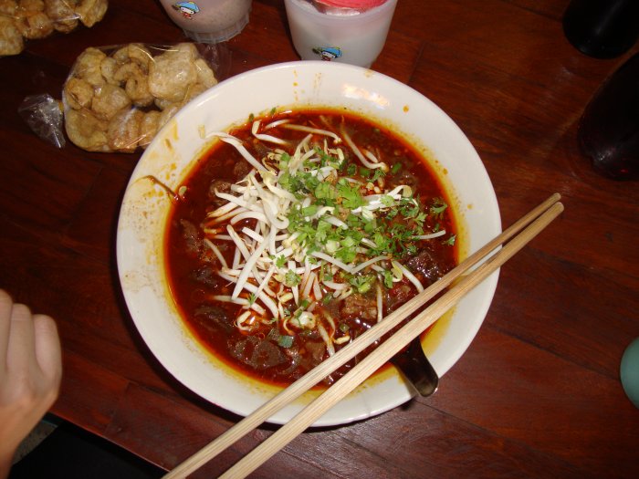เส้นเล็กน้ำเงี้ยวครับ รู้สึกว่าจะ 25 บาท เนื้อหมู ได้เยอะมากครับ