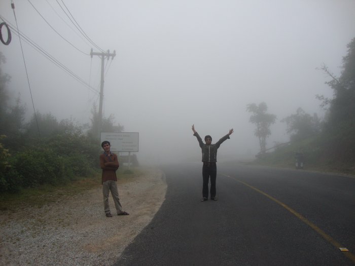 ภาพเวลาประมาณไม่น่าจะเกินบ่าย2ครับ(14.00)น
เห็นแต่หมอกยังหนาวอยู่เลย ด้านหลังนิเดินไปนิวเดียวก็จะเห็นรั้วแล้วแต่ดันไม่เห็น