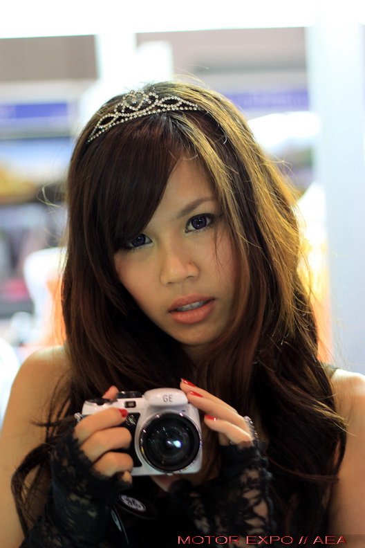 จัดไปครับ   คนนี้หน้าแปลกดีครับ  สวยแปลกๆ