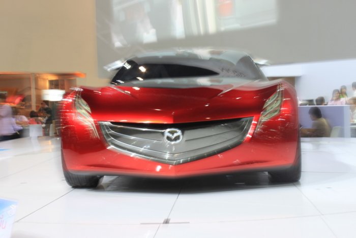 MAZDA น่าจะรถต้นแบบครับ   ไม่น่าจะมีขาย