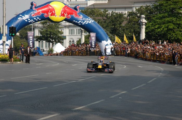 เพิ่มรูปรถแข่ง F1 ทีม Red Bull  วิ่งโชว์บนถนนราชดำเนินกลาง