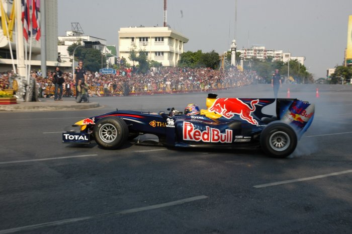 เพิ่มรูปรถแข่ง F1 ทีม Red Bull  วิ่งโชว์บนถนนราชดำเนินกลาง