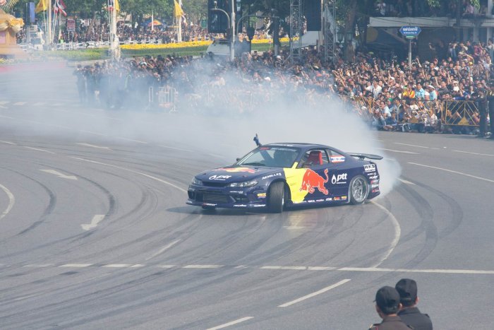 เพิ่มรูปรถแข่ง F1 ทีม Red Bull  วิ่งโชว์บนถนนราชดำเนินกลาง