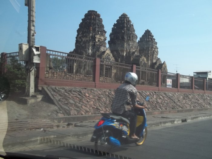 ต้องผ่านลพบุรีด้วย  ไม่เคยมาเส้นนี้เลย...