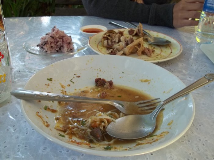 อาหารเหนือ....ไม่เหลือซากกก....555     ร้านแจ่งเหมือง   ไก่อบสมุนไพร ข้าวเหนียวกล้อง ขนมจีนน้ำเงี้ยว   หร่อยมากคร้าบบบ