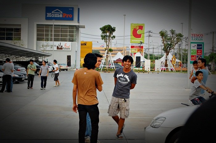 พี่คนนี้ เลย ตอบว่า :: อ่าว เรียก ผมเหรอค้าบ ได้ๆ พี่เดี๋ยวไปคุยด้วย