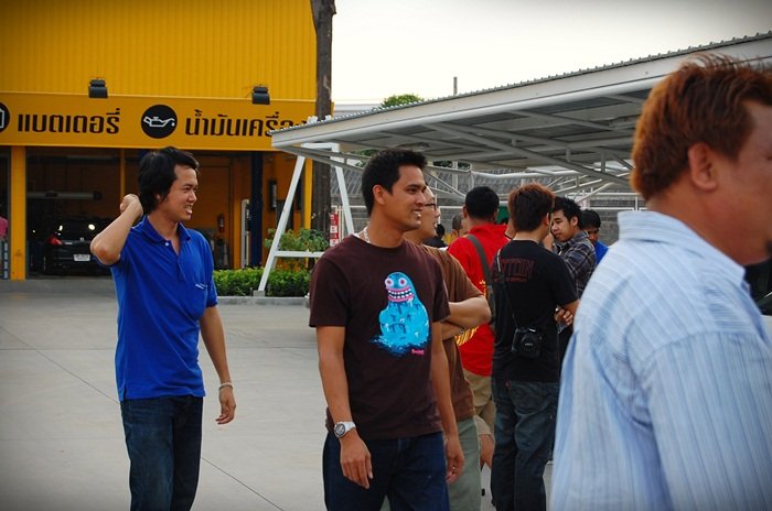 พี่ท่านนี้ เดินมา เกาหัวแบบ เขิน บอก :: อ่าว ไม่ได้เรียกผมเหรอ แหะๆ