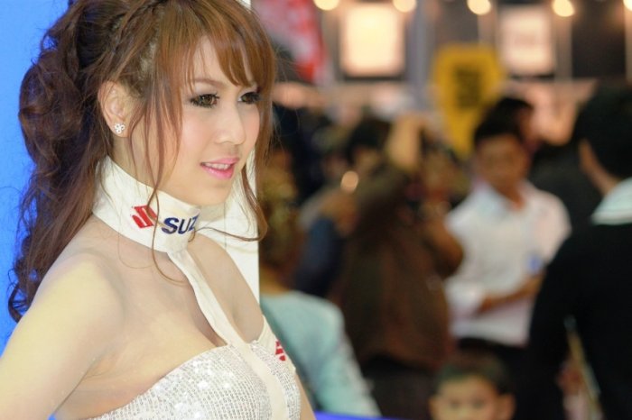ขาวๆ ใสๆ ครับ  น่ารักอ่ะดิ