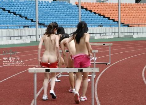 ภาพวิ่งข้ามรั้ว 400 เมตร หญิงจีน...จังหวะที่ผ้าหลุดจากมือก่อนเข้าเส้นชัย