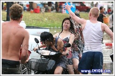 รวมรูปสาวๆเปียกน้ำวันสงกรานต์ ครับ ^^