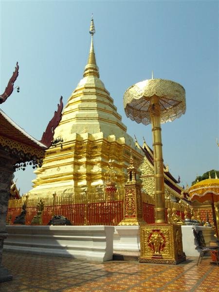 ดอยสุเทพฯ ผมเคยมาแล้วครั้งหนึ่งเมื่อ สามปีที่แล้ว...แต่ด้วยเหตุสุดวิสัย..ไม่สามารถเข้าไปไหว้ถึงตัวองค์ชั้นในได้...ต้องรีบกลับพัทยาด่วน..ผมจึงได้แต่ยกมือไหว้อยู่้ด้านนอก..ในในก็ภาวนาว่า ขอให้ได้กลับมาอีกครั้ง..จะเข้าไปไหว้ให้ถึงตัวองค์เจดีย์ด้านใน...