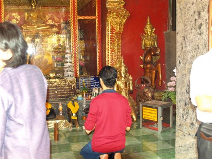 ไหว้พระขอพร ตามปกติของนักท่องเที่ยวหล่ะครับ...